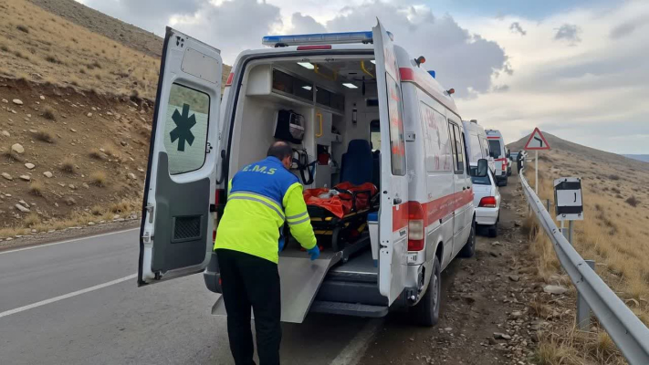 امدادرسانی اورژانس در سانحه واژگونی اتوبوس سمیرم