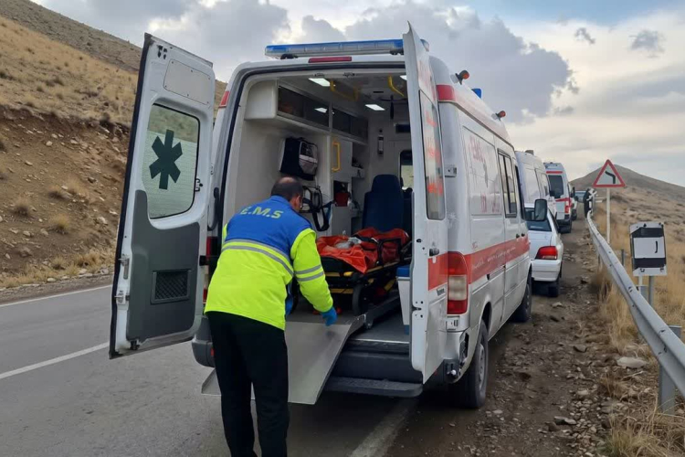 امدادرسانی اورژانس در سانحه واژگونی اتوبوس سمیرم